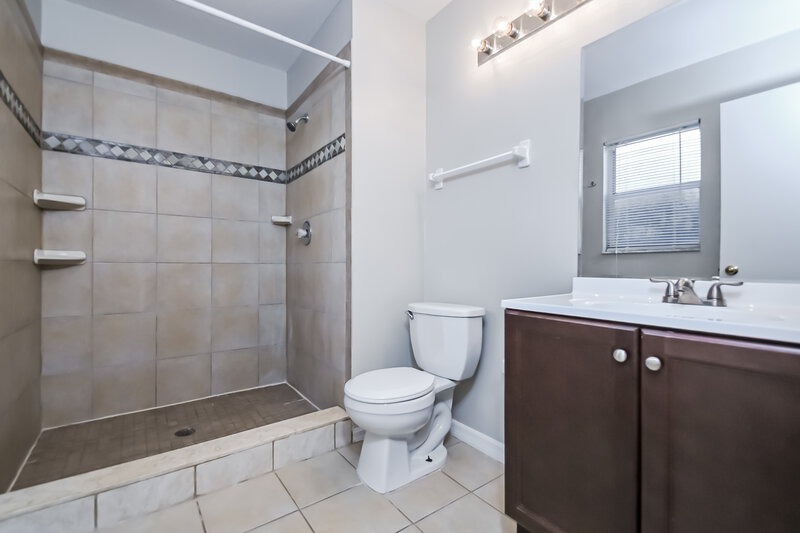 1,945/Mo, 123 Lookout Dr Apollo Beach, FL 33572 Main Bathroom View