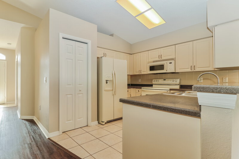 2,220/Mo, 7702 Prospect Hill Cir New Port Richey, FL 34654 Kitchen View