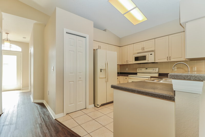 2,220/Mo, 7702 Prospect Hill Cir New Port Richey, FL 34654 Kitchen View 2