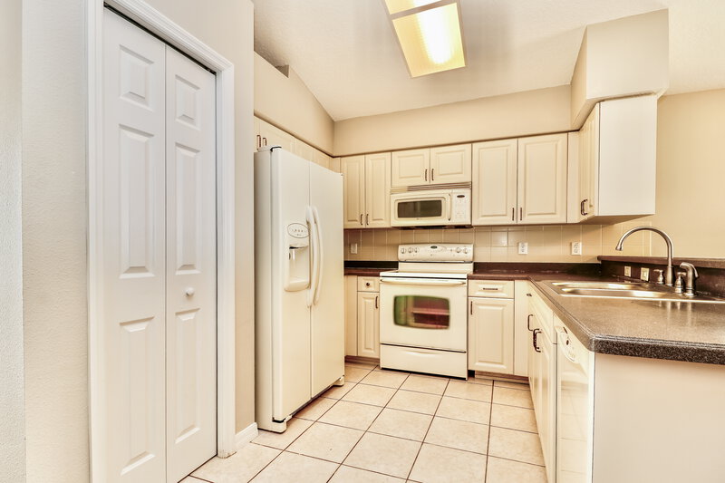 2,220/Mo, 7702 Prospect Hill Cir New Port Richey, FL 34654 Kitchen View 3