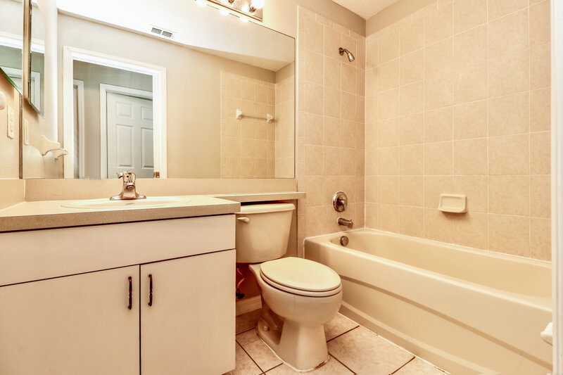 2,220/Mo, 7702 Prospect Hill Cir New Port Richey, FL 34654 Main Bathroom View
