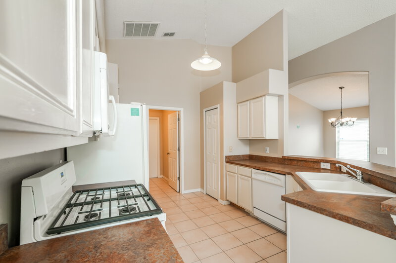 2,240/Mo, 1600 Maximilian Dr Wesley Chapel, FL 33543 Kitchen View