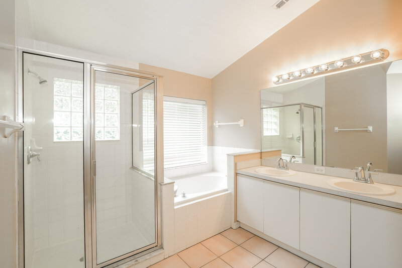 2,240/Mo, 1600 Maximilian Dr Wesley Chapel, FL 33543 Main Bathroom View