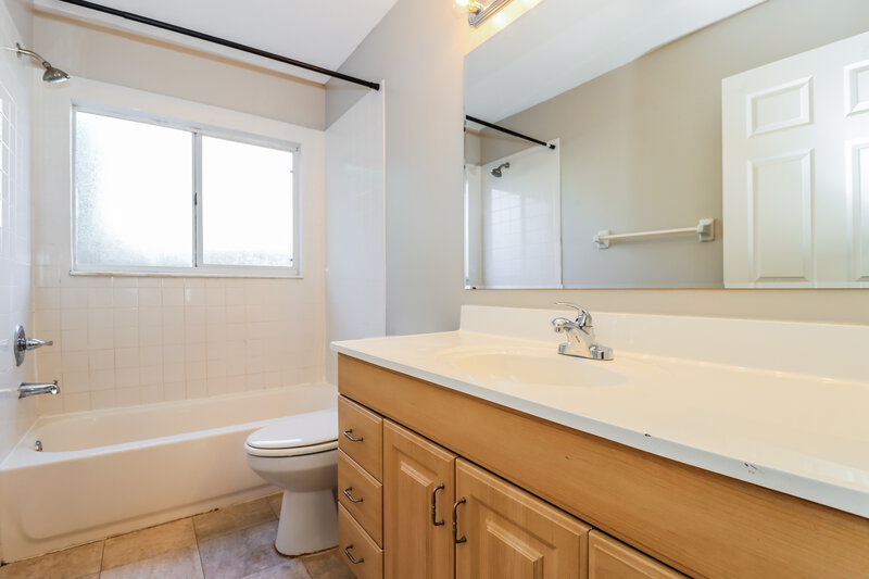2,265/Mo, 1546 River Oaks Dr Tarpon Springs, FL 34689 Main Bathroom View 2