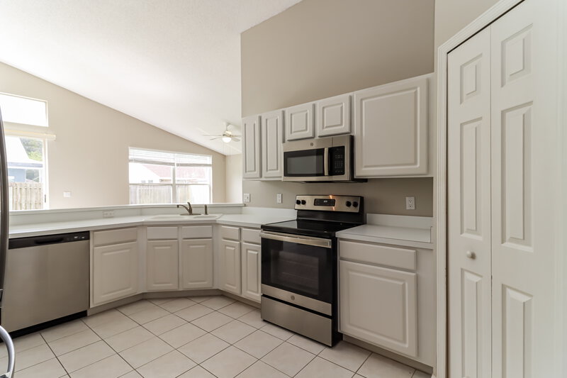 2,575/Mo, 4846 Ridgemoor Cir Palm Harbor, FL 34685 Kitchen View 3
