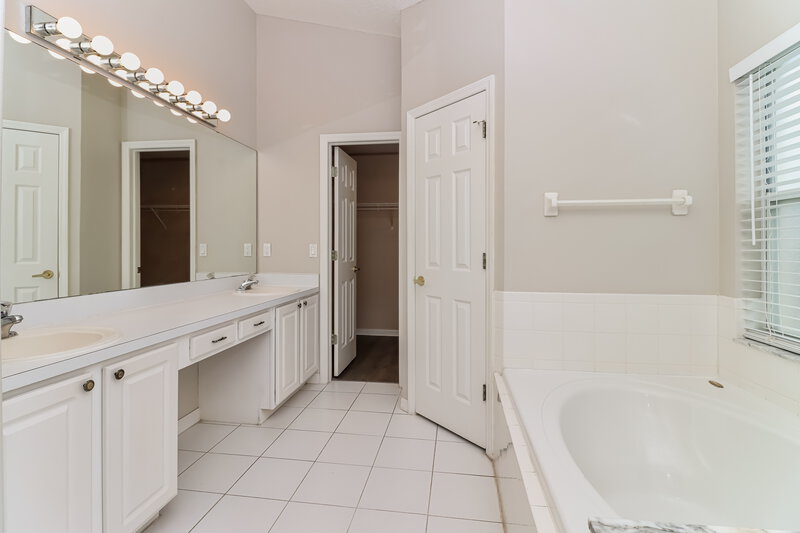2,575/Mo, 4846 Ridgemoor Cir Palm Harbor, FL 34685 Main Bathroom View