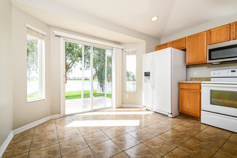 1,955/Mo, 922 Seminole Sky Dr Ruskin, FL 33570 Kitchen View