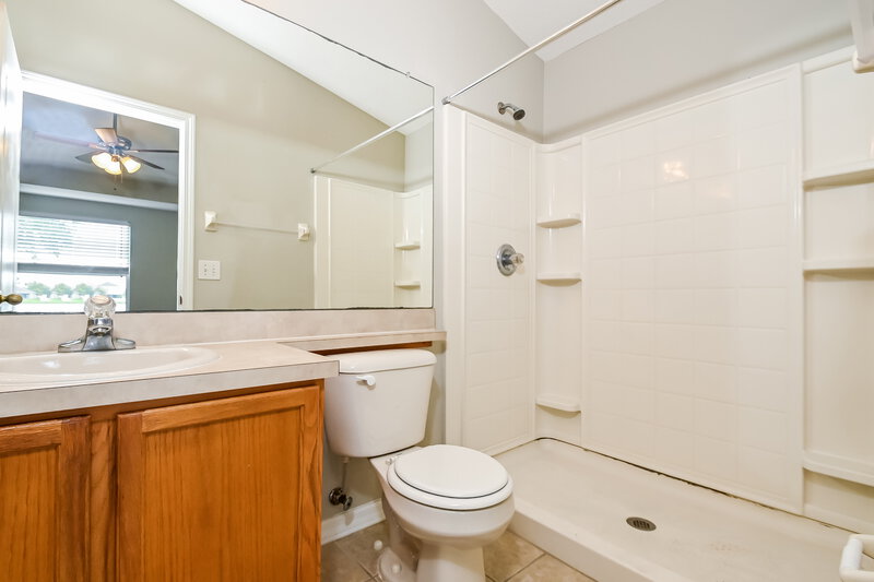 1,955/Mo, 922 Seminole Sky Dr Ruskin, FL 33570 Main Bathroom View