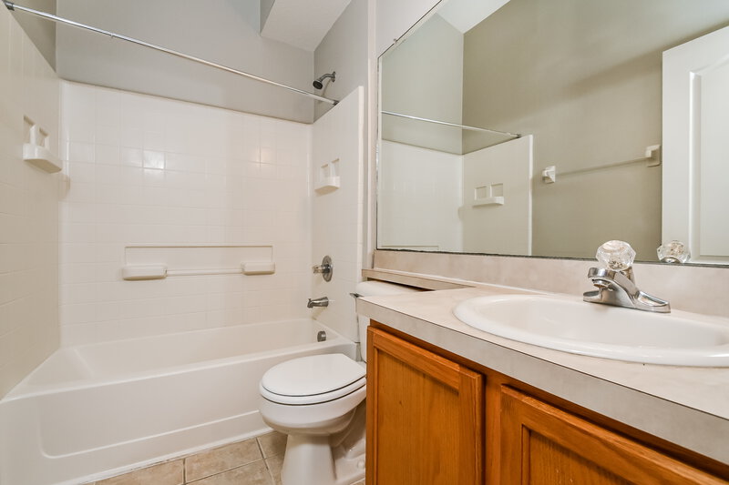 1,955/Mo, 922 Seminole Sky Dr Ruskin, FL 33570 Bathroom View