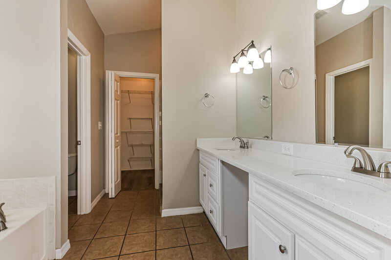 2,655/Mo, 2638 Allwood Ave Valrico, FL 33596 Main Bathroom View