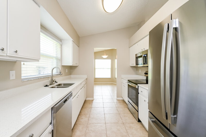 2,120/Mo, 2029 Glen Forge St Brandon, FL 33511 Kitchen View 2
