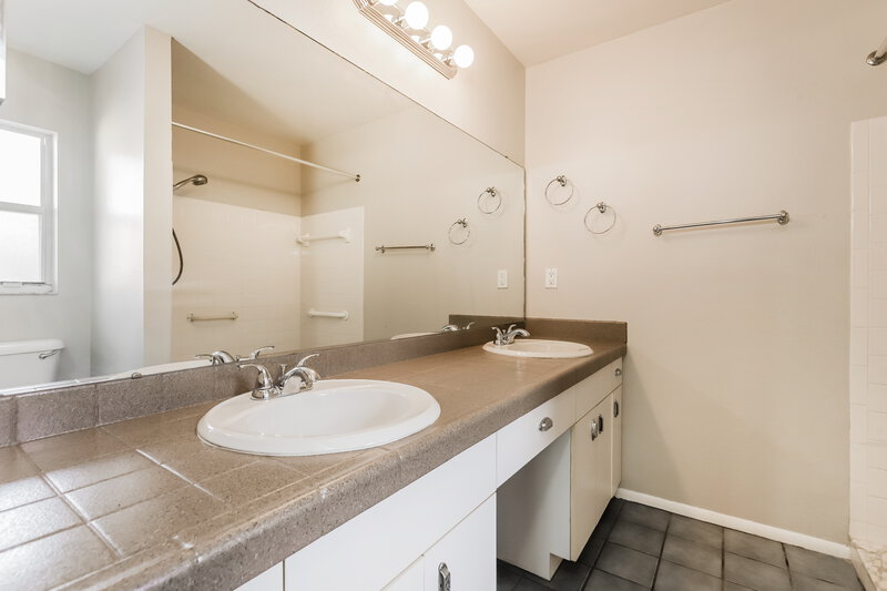 2,030/Mo, 1909 Chablis Ct Valrico, FL 33594 Main Bathroom View