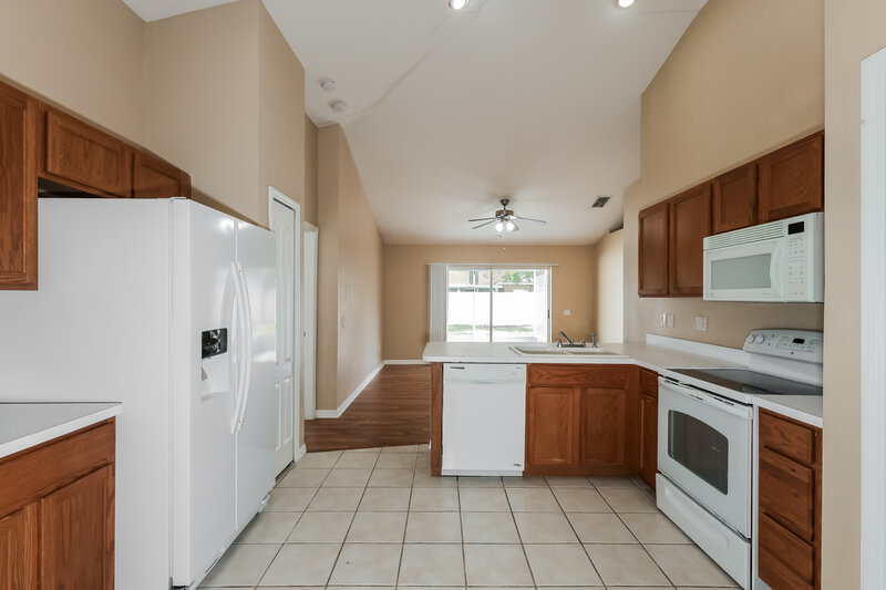 1,885/Mo, 25806 Bloomsbury Ct Land O Lakes, FL 34639 Kitchen View