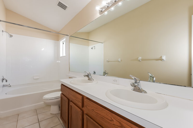 1,885/Mo, 25806 Bloomsbury Ct Land O Lakes, FL 34639 Main Bathroom View