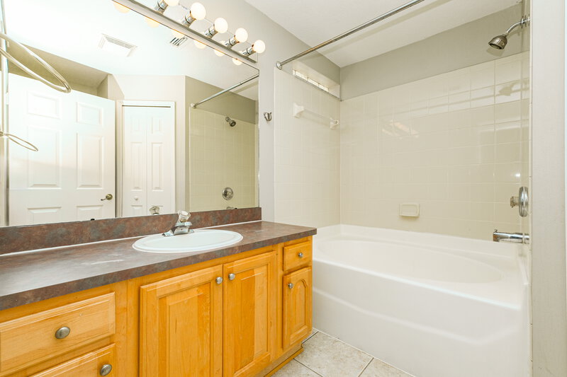 2,265/Mo, 1818 Horsechestnut Ct Trinity, FL 34655 Main Bathroom View