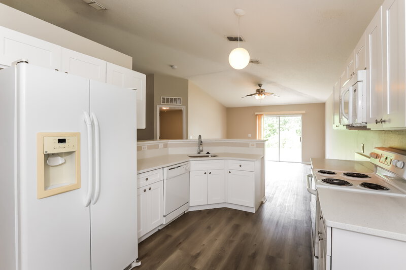 1,780/Mo, 1410 Alhambra Crest Dr Ruskin, FL 33570 Kitchen View