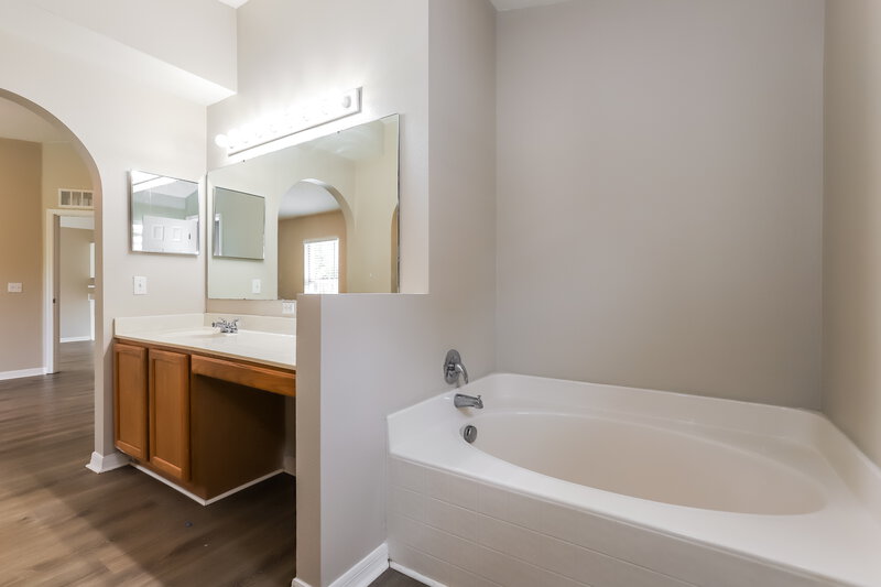 1,780/Mo, 1410 Alhambra Crest Dr Ruskin, FL 33570 Main Bathroom View