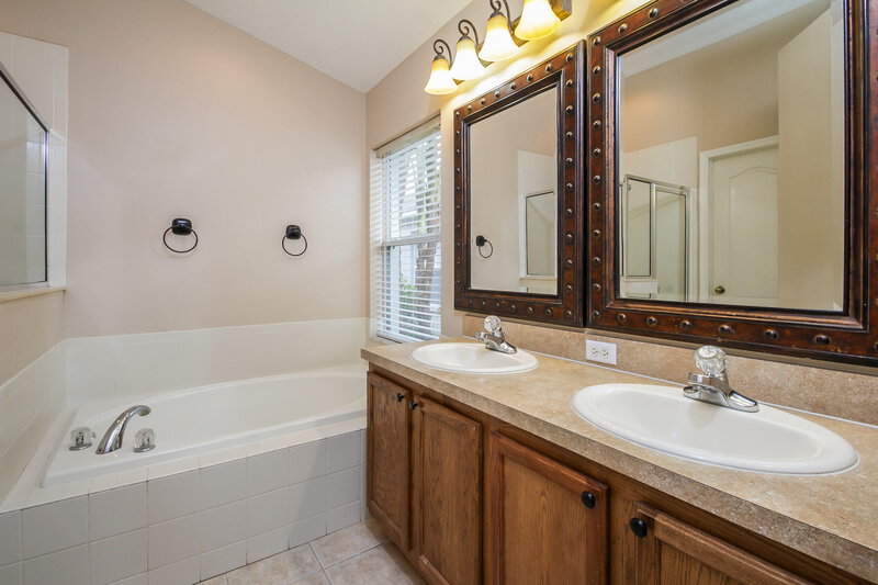 2,365/Mo, 11439 Weston Course Loop Riverview, FL 33579 Master Bathroom View 2