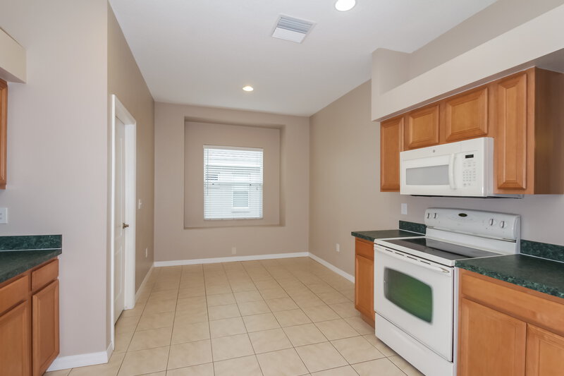2,220/Mo, 15532 Gannetglade Ln Lithia, FL 33547 Kitchen View 2