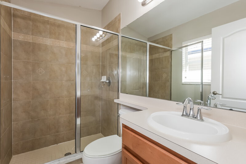 1,765/Mo, 7804 Maroon Peak Dr Ruskin, FL 33573 Main Bathroom View