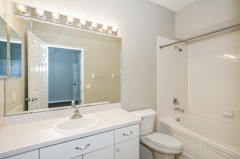 2,150/Mo, 15819 Stags Leap Dr Lutz, FL 33559 Main Bathroom View