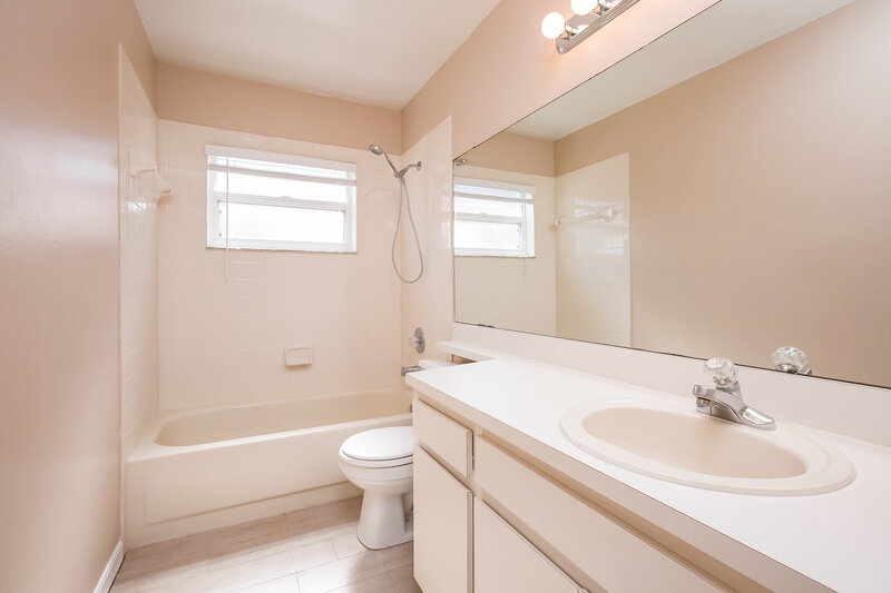 2,385/Mo, 1918 Erin Brooke Dr Valrico, FL 33594 Master Bathroom View