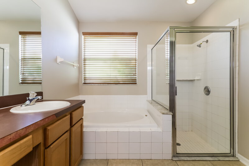 2,685/Mo, 9912 Riverchase Dr New Port Richey, FL 34655 Main Bathroom View