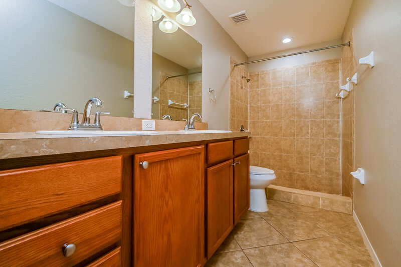 2,150/Mo, 1771 Williamsburg Dr Bartow, FL 33830 Main Bathroom View