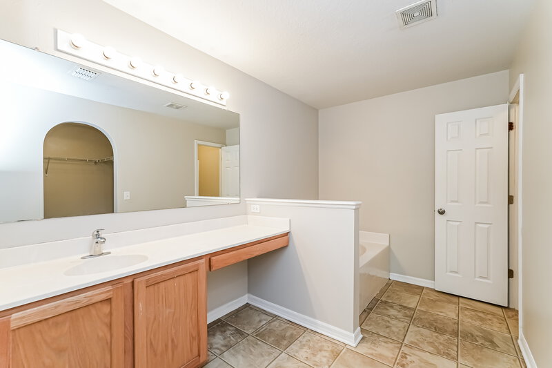 2,340/Mo, 3200 Bellericay Ln Land O' Lakes, FL 34638 Main Bathroom View