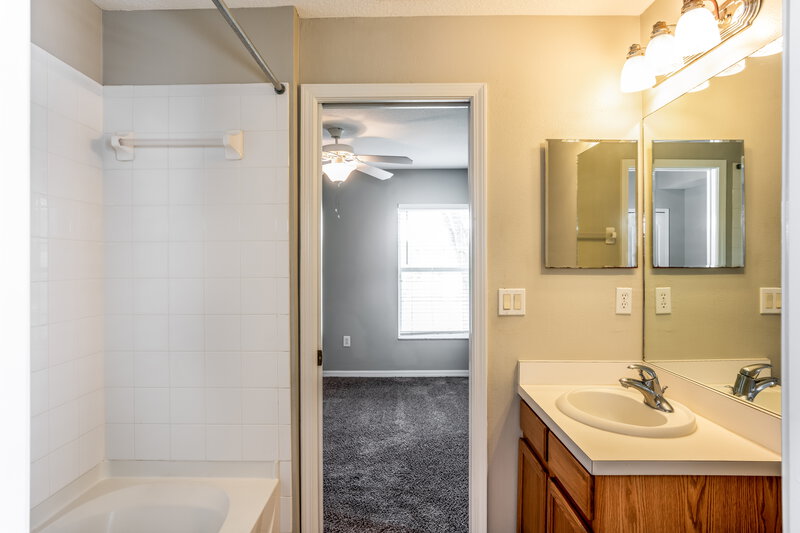 2,530/Mo, 10038 Creek Bluff Dr Riverview, FL 33578 Bathroom View
