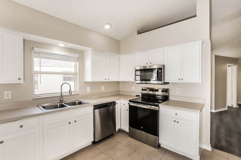 2,580/Mo, 10626 Walker Vista Dr Riverview, FL 33578 Kitchen View 3