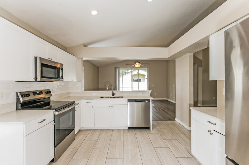 3,170/Mo, 6934 Waterbrook Ct Gibsonton, FL 33534 Kitchen View