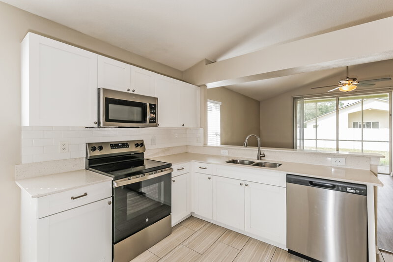 3,170/Mo, 6934 Waterbrook Ct Gibsonton, FL 33534 Kitchen View 2
