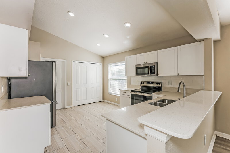 3,170/Mo, 6934 Waterbrook Ct Gibsonton, FL 33534 Kitchen View 3