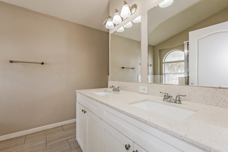 3,170/Mo, 6934 Waterbrook Ct Gibsonton, FL 33534 Main Bathroom View