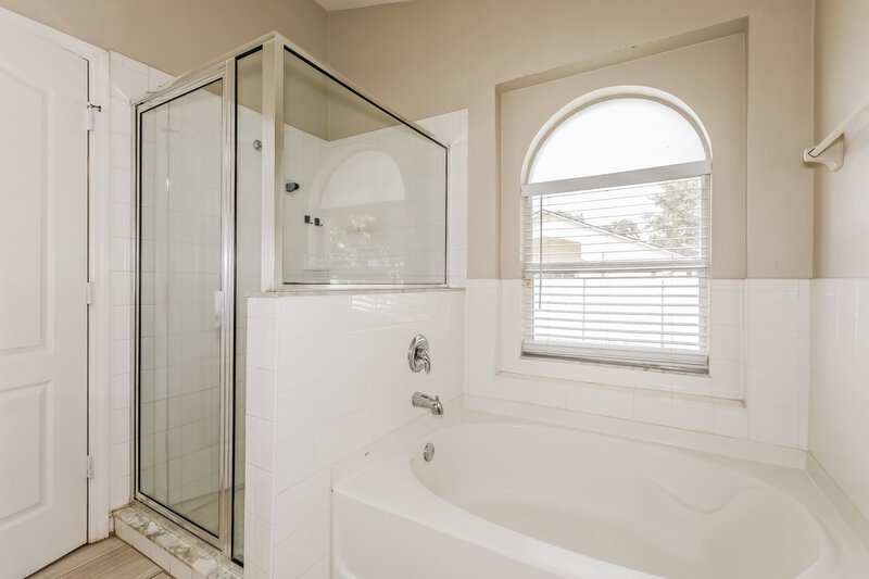 3,170/Mo, 6934 Waterbrook Ct Gibsonton, FL 33534 Main Bathroom View 2