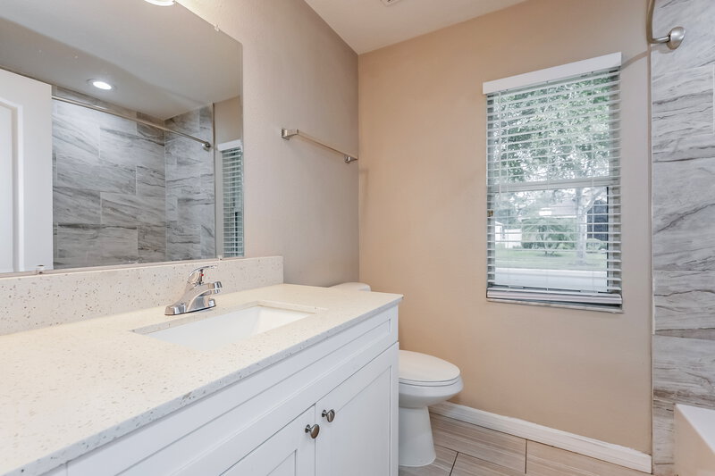 3,170/Mo, 6934 Waterbrook Ct Gibsonton, FL 33534 Bathroom View
