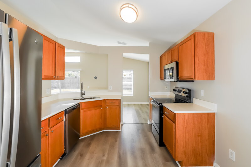 2,170/Mo, 12411 Cedarfield Dr Riverview, FL 33579 Kitchen View 2