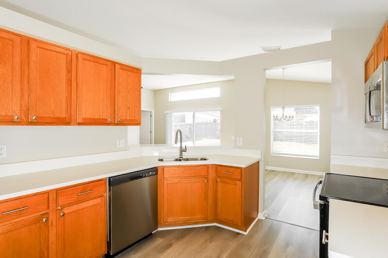 2,170/Mo, 12411 Cedarfield Dr Riverview, FL 33579 Kitchen View 3