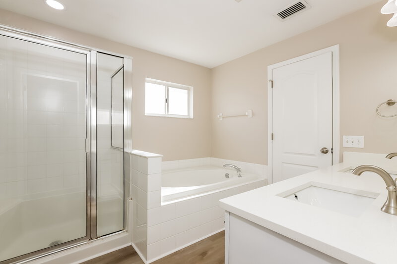 2,170/Mo, 12411 Cedarfield Dr Riverview, FL 33579 Main Bathroom View 2