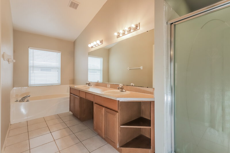 2,325/Mo, 528 Greg St Valrico, FL 33594 Main Bathroom View