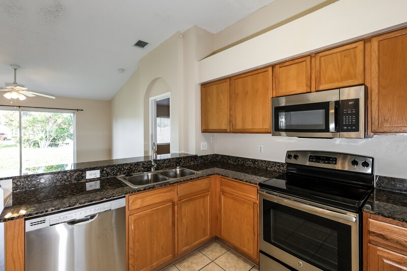 2,065/Mo, 11011 Whitecap Dr Riverview, FL 33579 Kitchen View 3