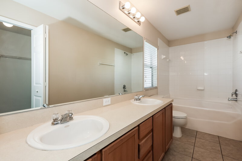 2,065/Mo, 11011 Whitecap Dr Riverview, FL 33579 Main Bathroom View