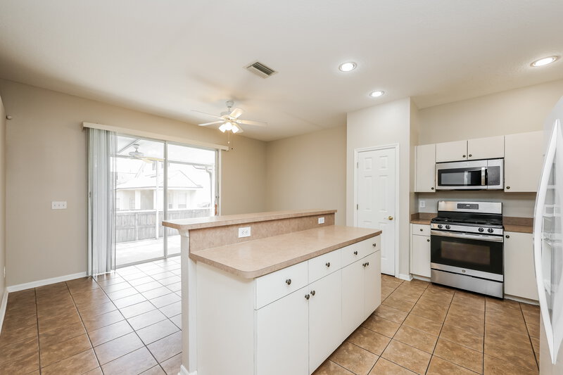 2,010/Mo, 619 Wave Crest Cir Valrico, FL 33594 Kitchen View