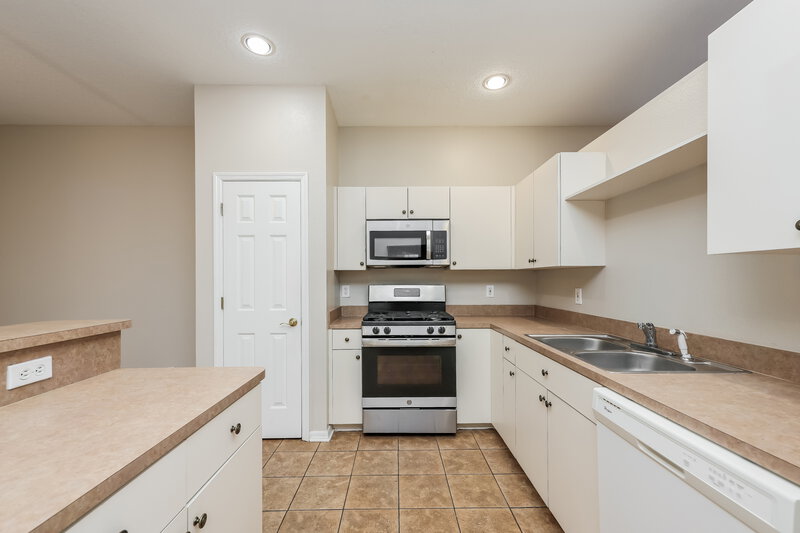 2,010/Mo, 619 Wave Crest Cir Valrico, FL 33594 Kitchen View 2