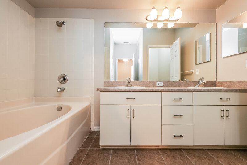 2,010/Mo, 619 Wave Crest Cir Valrico, FL 33594 Main Bathroom View