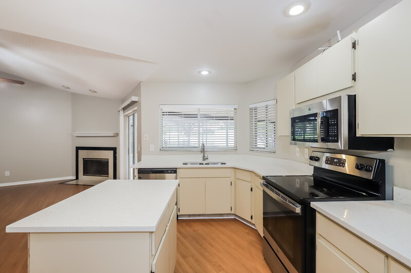 4,470/Mo, 2612 Brianholly Dr Valrico, FL 33596 Kitchen View 2