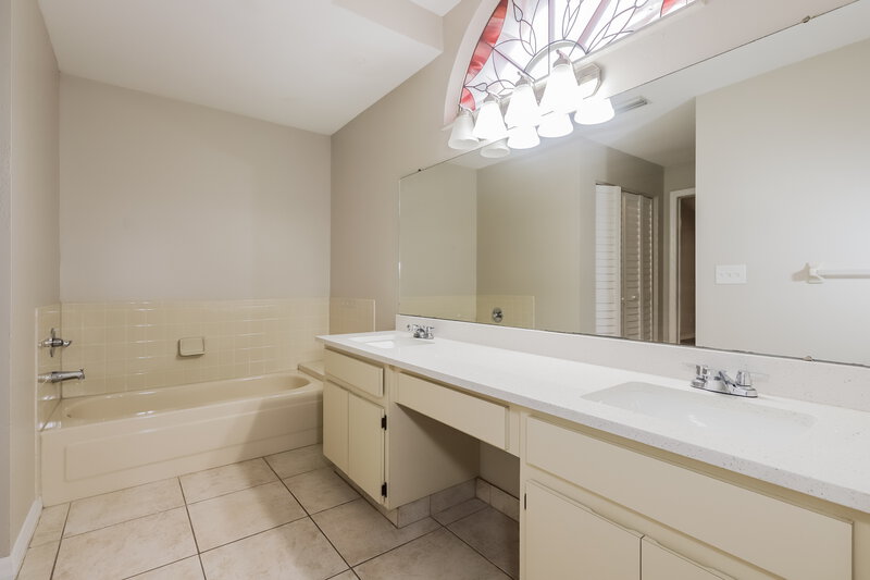 4,470/Mo, 2612 Brianholly Dr Valrico, FL 33596 Main Bathroom View