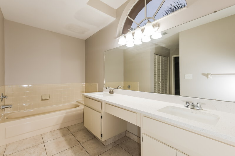 2,850/Mo, 2612 Brianholly Dr Valrico, FL 33596 Main Bathroom View