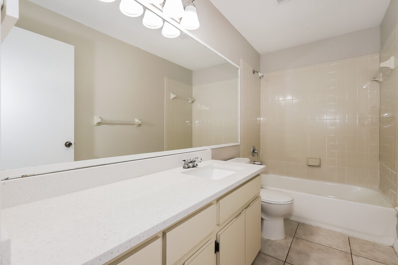 4,470/Mo, 2612 Brianholly Dr Valrico, FL 33596 Bathroom View